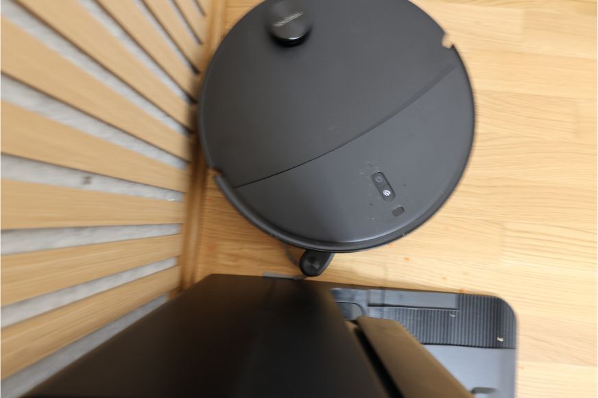 Roborock Qrevo Edge 2 saugt mit ausgefahrenen FlexiArm Side Brush die Ecken aus